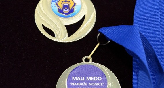 2025. - 2.4.25. MALI MEDO  -  nabrže nogice